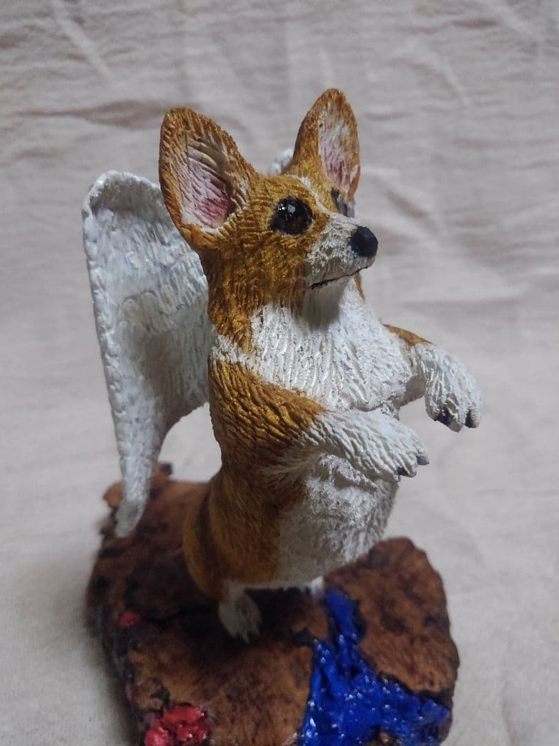 木彫りのコーギー天使への階段