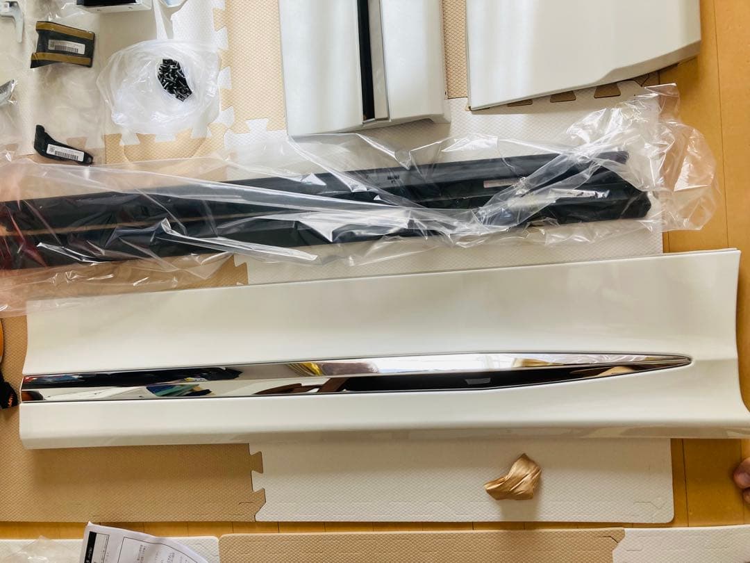 30系後期アルファードのモデリスタサイドスカート(右側後のパーツはなし)