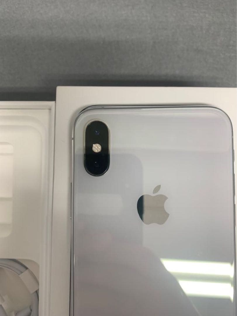 美品　国内版　SIMフリー　iPhone Xs 256GB シルバー色