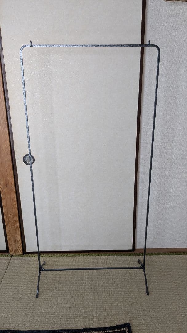 シンプルな金属製ハンガーラック