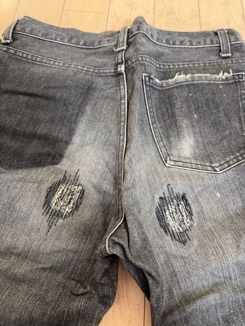 ナンバーナインのグランジデニム、ブラック