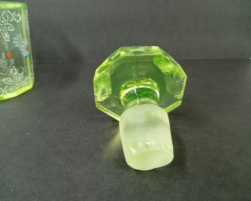 ★P0101★アンティーク　ウランガラス　エナメル花絵 　蓋付き瓶