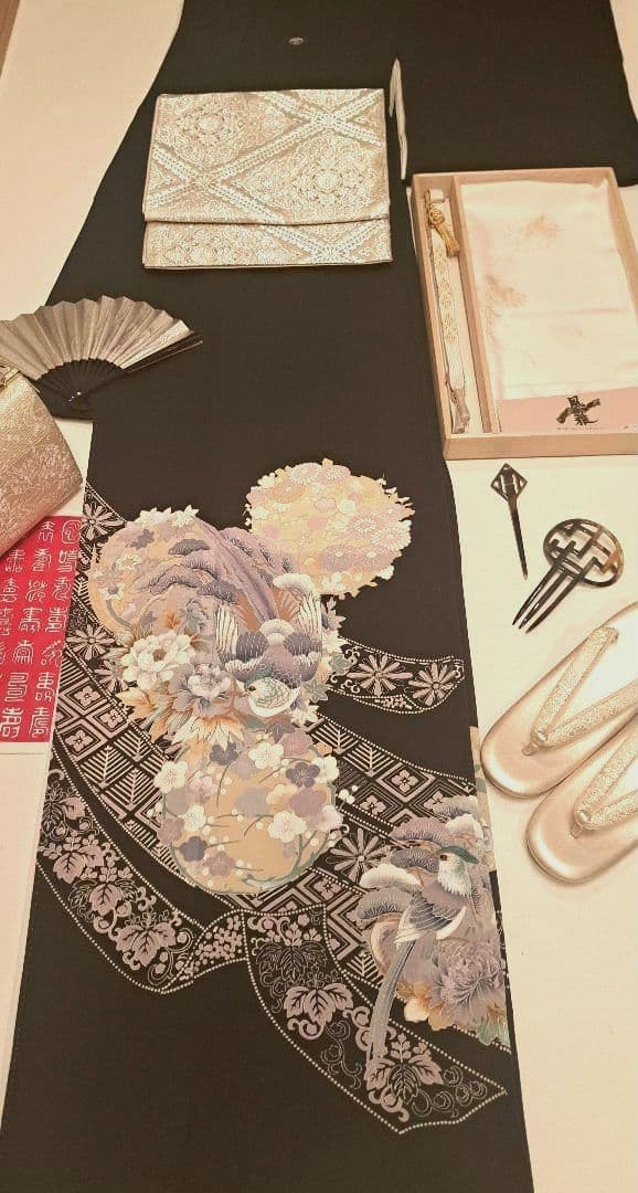 美品❇️手描友禅　刺繍　黒留め袖 　 比翼仕立て　５つ紋　フルセット