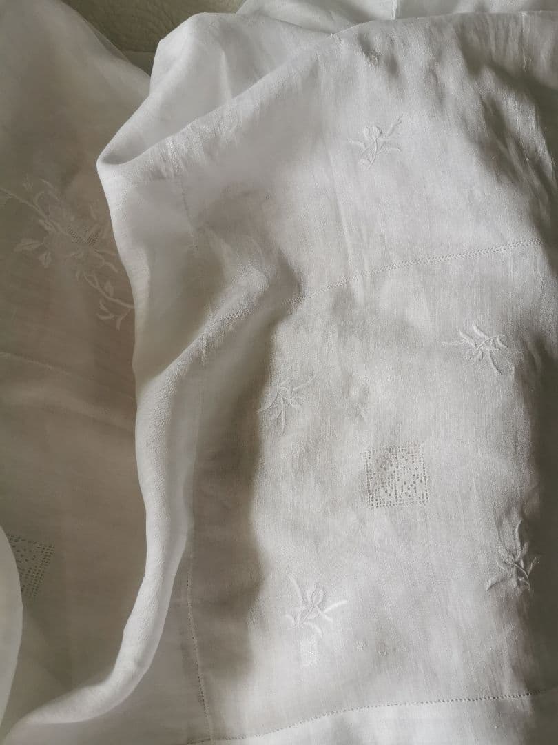 アンティークニードルワーク 昆虫＆薔薇刺繍フィレレース 大判シアークロスカーテン