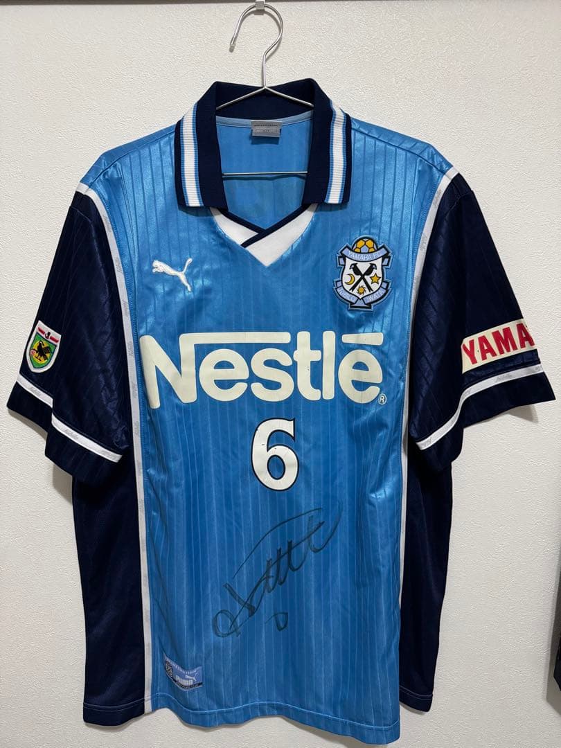 ジュビロ磐田2000年製。1stユニフォーム 服部年宏 サイン入り