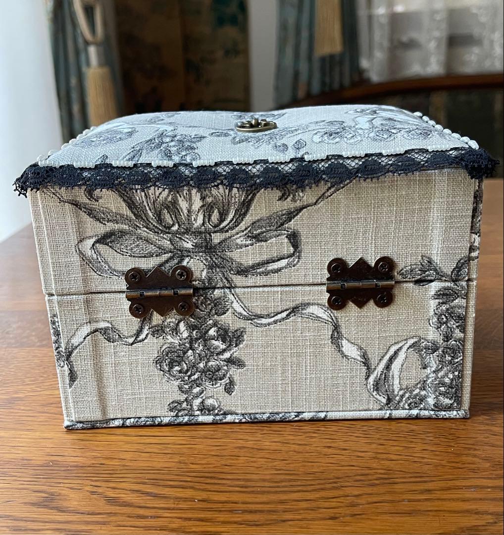 FUKUSUKEです　カルトナージュミニ裁縫箱