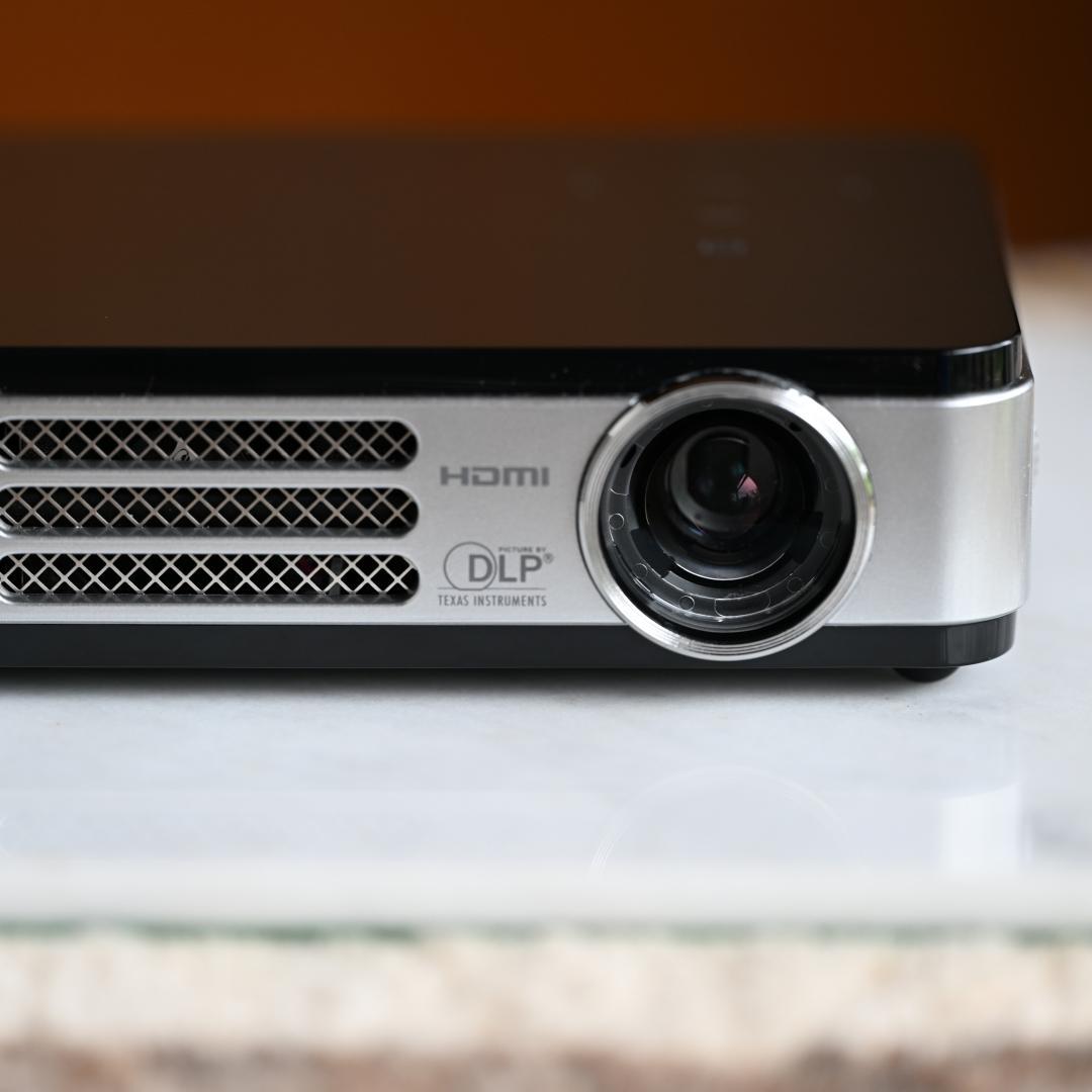 QUMI Q2（コンパクトプロジェクター）