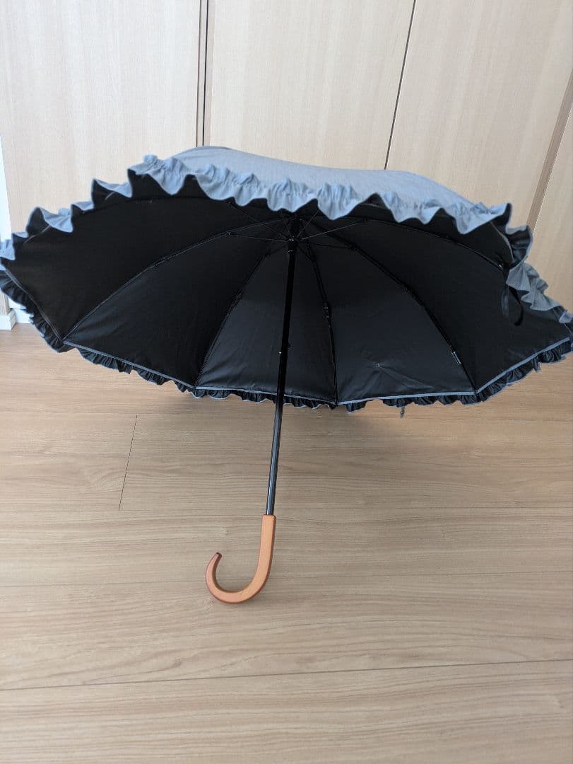 サンバリア100　折りたたみ日傘 ２段折 フリル フロスト　グレー　木曲がり手元