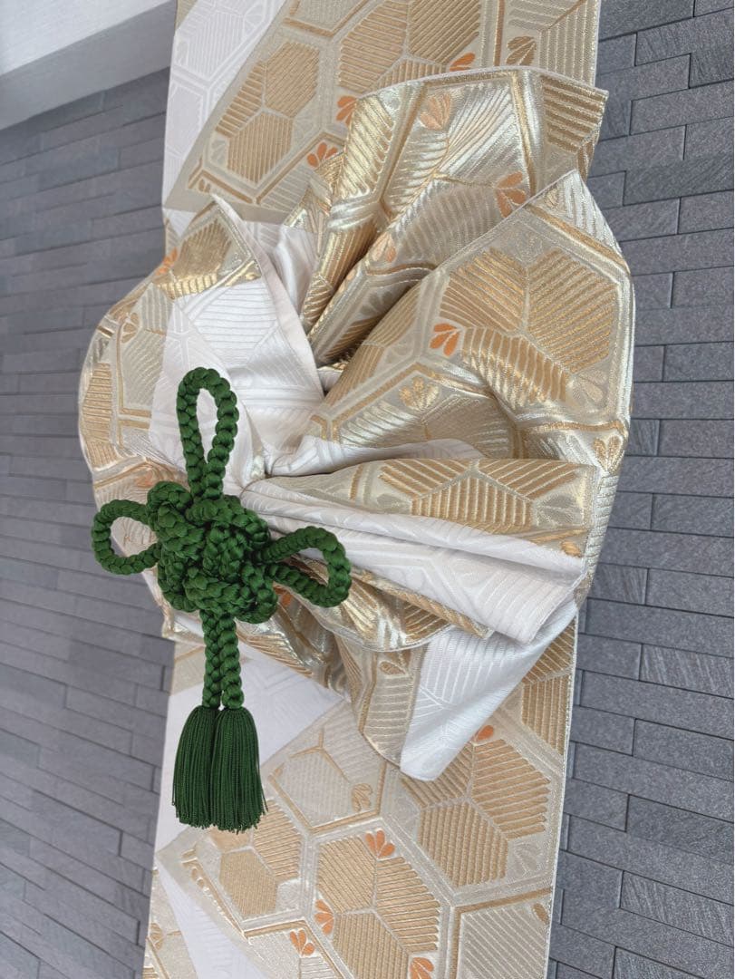 帯をリメイクした飾り結びのあるタペストリー