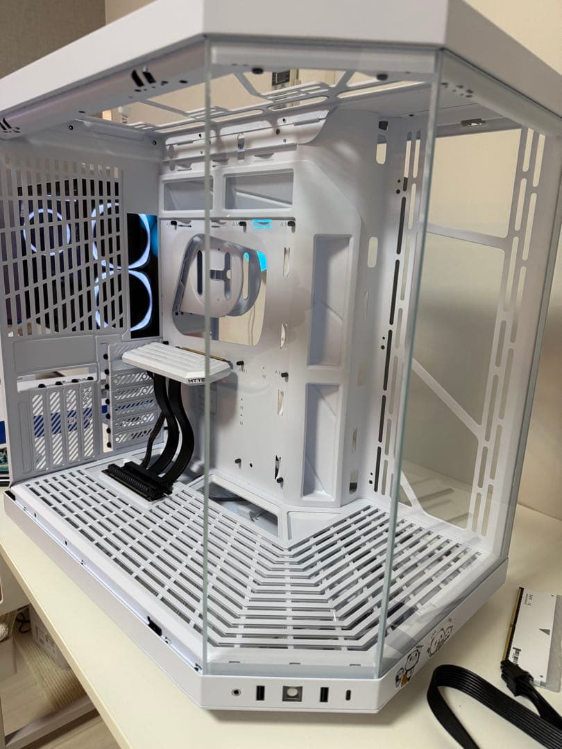 HYTE Y70 ホワイト PCケース