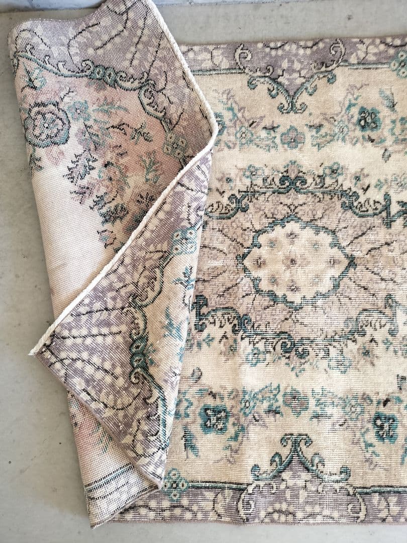 クリームベージュとパープル味グレー　トルコラグ　石田ゆり子さんNo.712