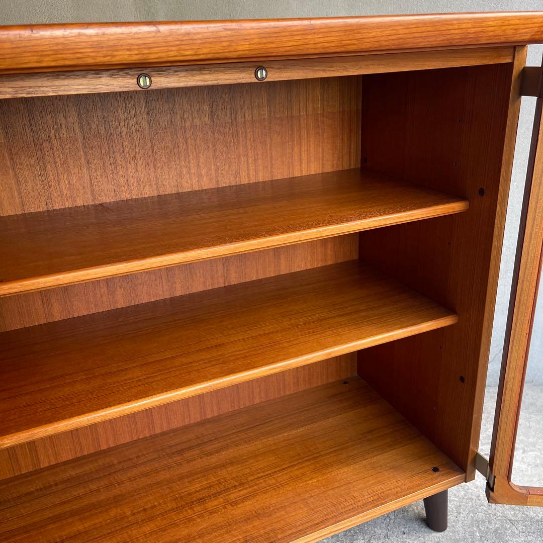 北欧スタイル　ガラス扉キャビネット 収納