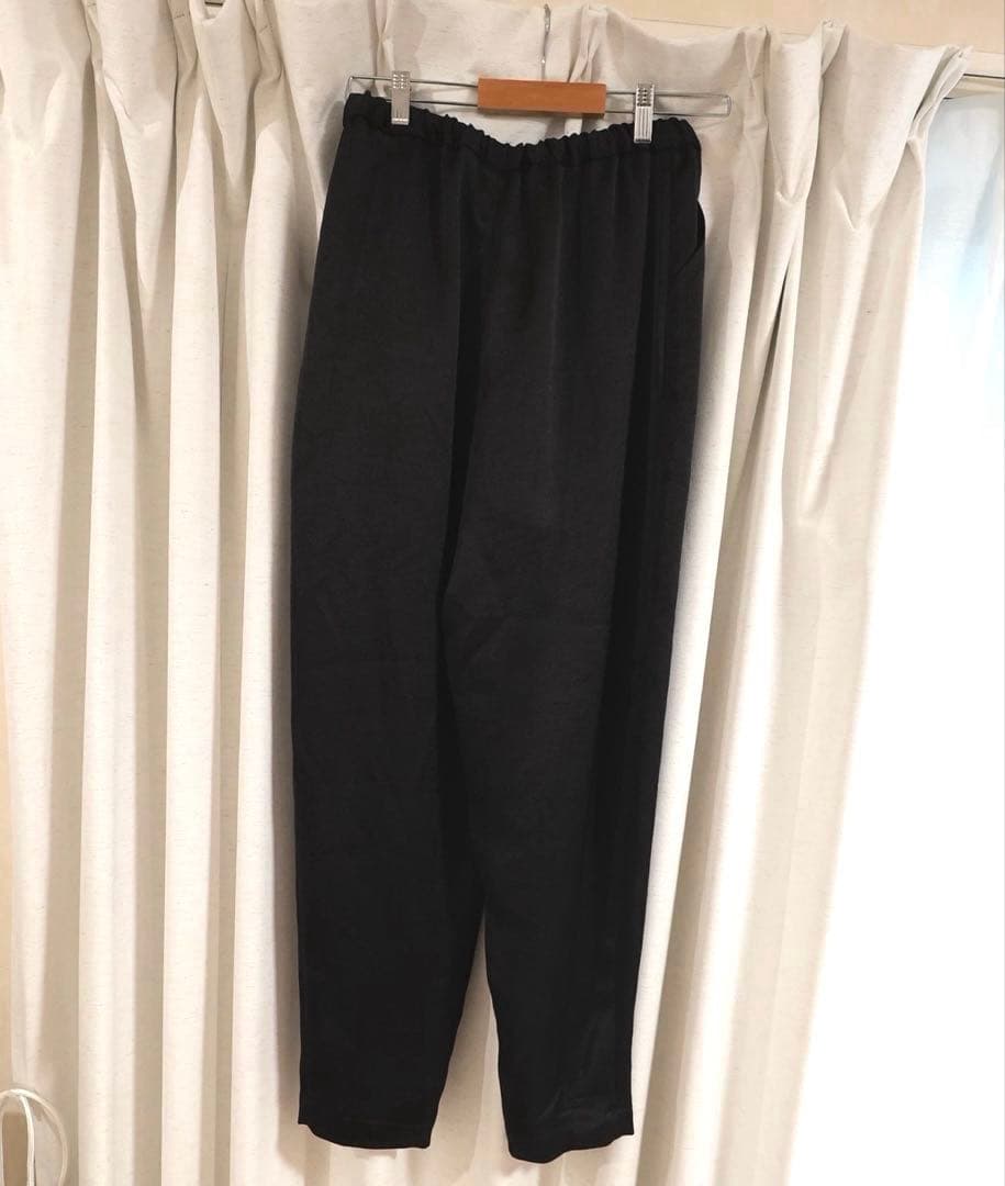 カレンソロジー curensology ダブルサテンタックパンツ 黒