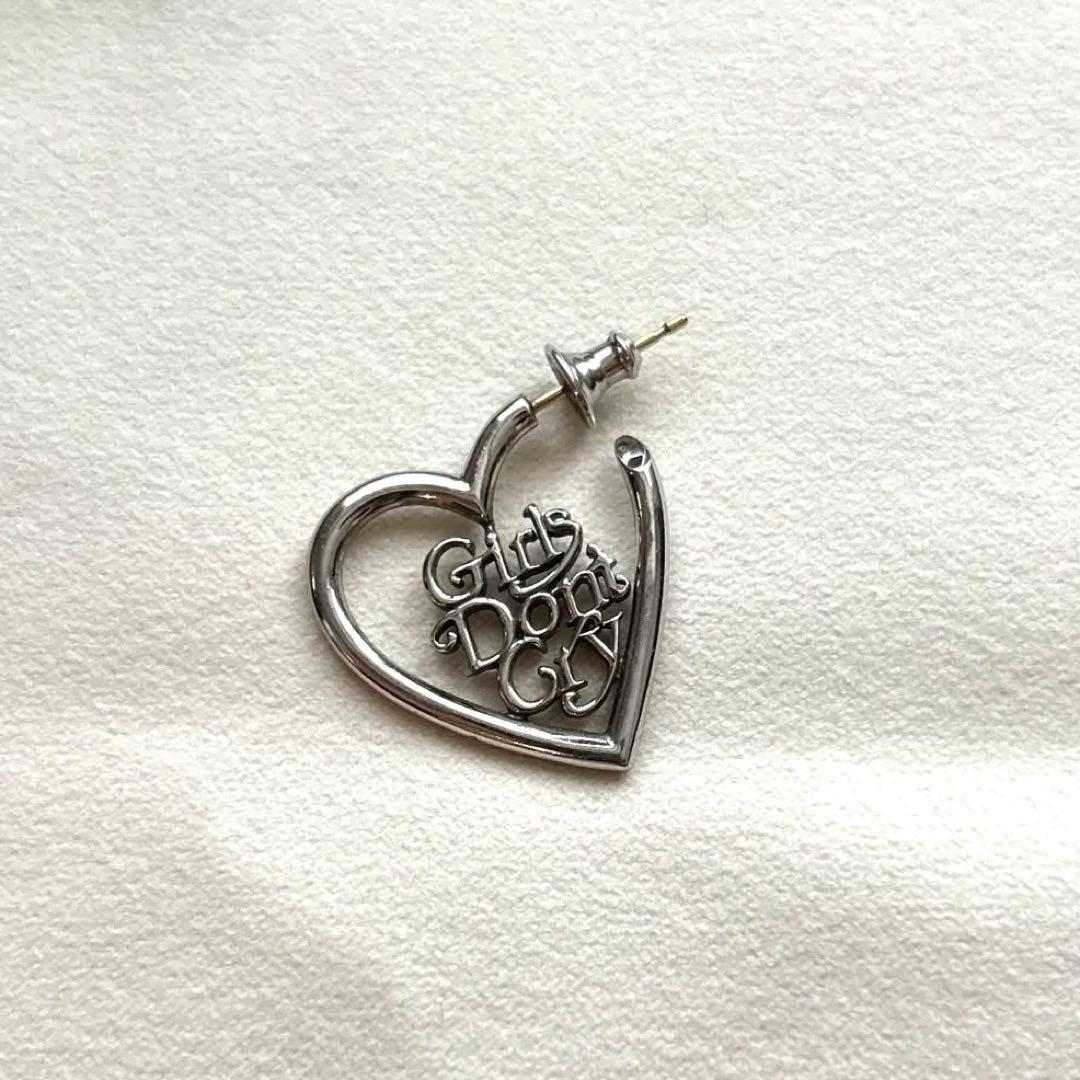 CAREERING Girls Don't Cry ピアス