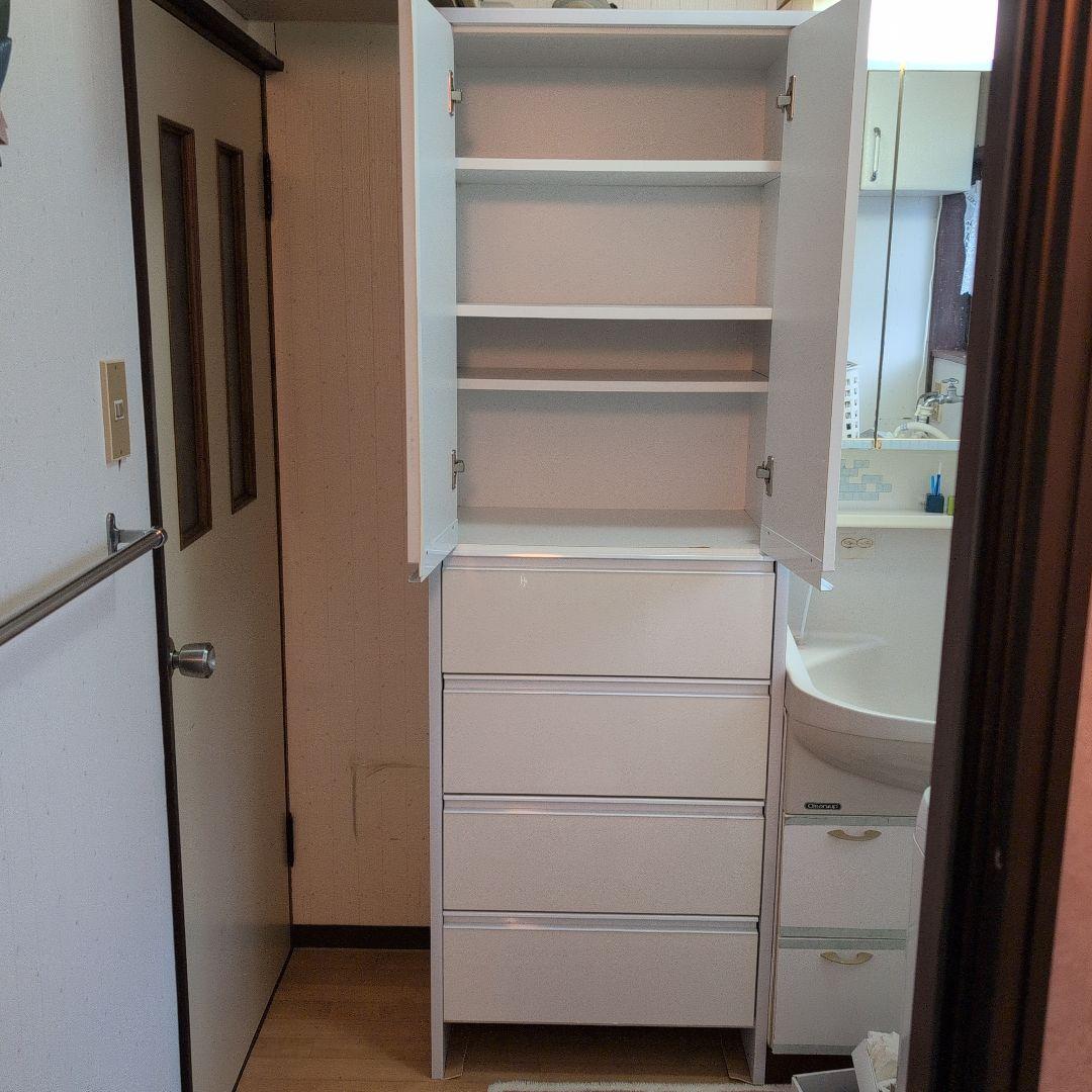 鏡面扉チェスト　オフホワイト 大容量収納棚 　リビング　キッチン　洗面所に！美品