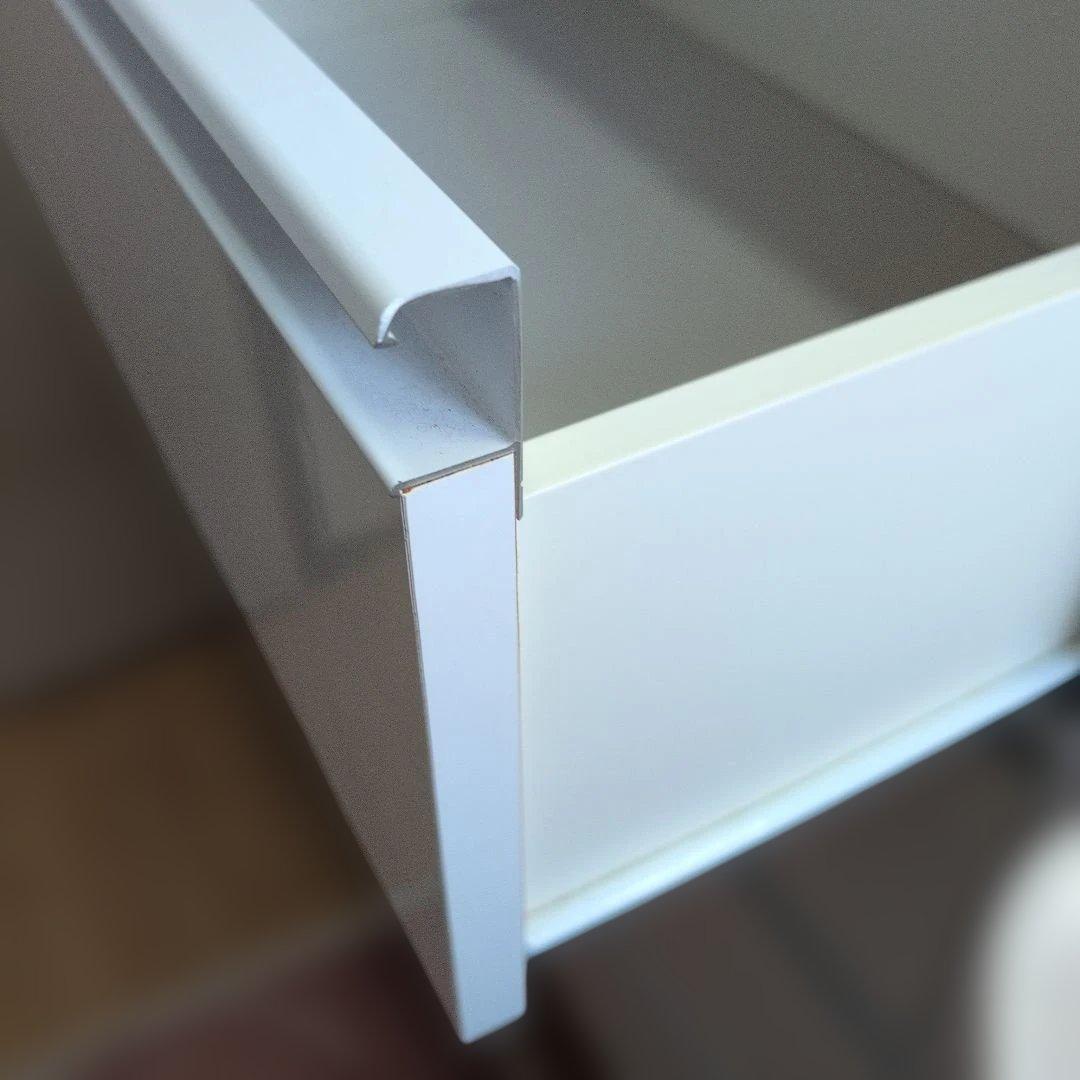 鏡面扉チェスト　オフホワイト 大容量収納棚 　リビング　キッチン　洗面所に！美品