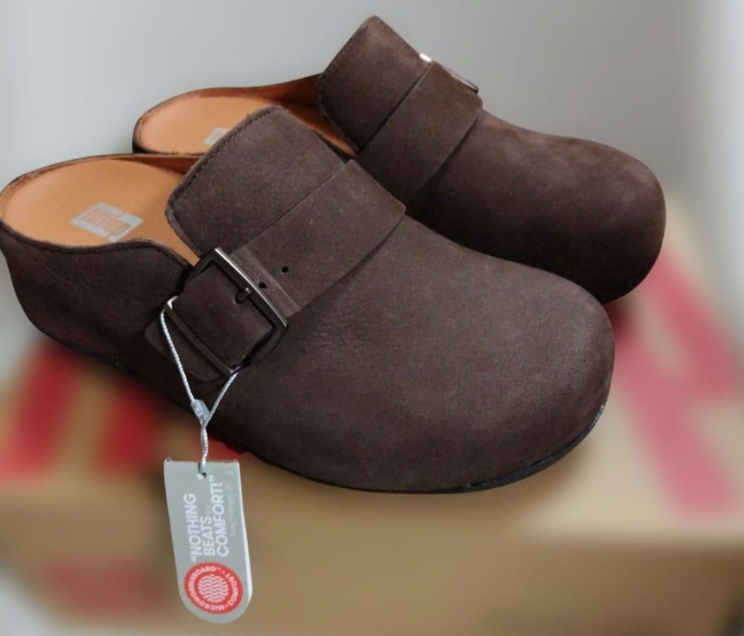 靴 SHUV BUCKLE-STRAP NUBUCK CLOGS