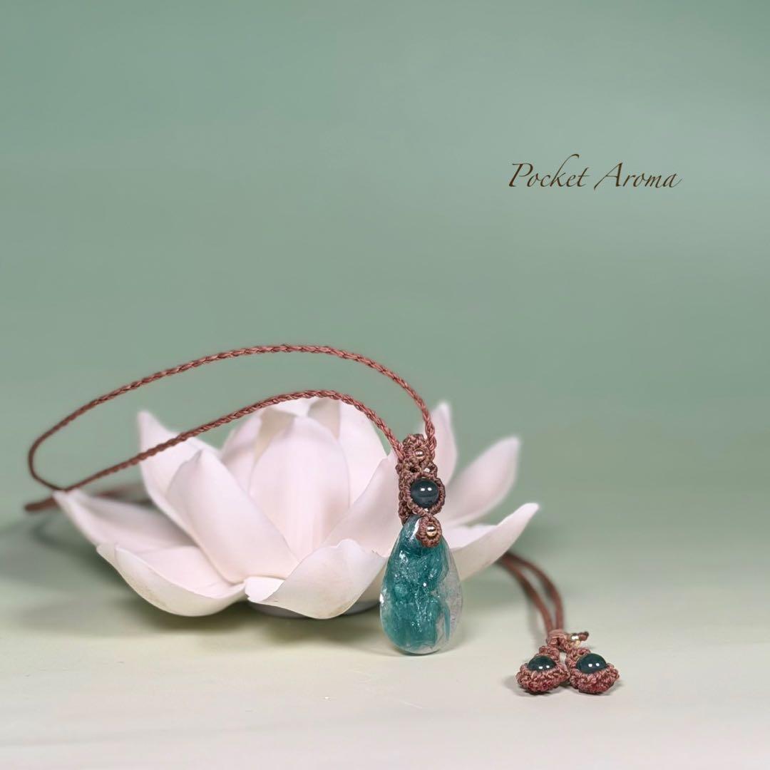 『翠流泉』フックサイトシリカとブルー翡翠のマクラメペンダントネックレス