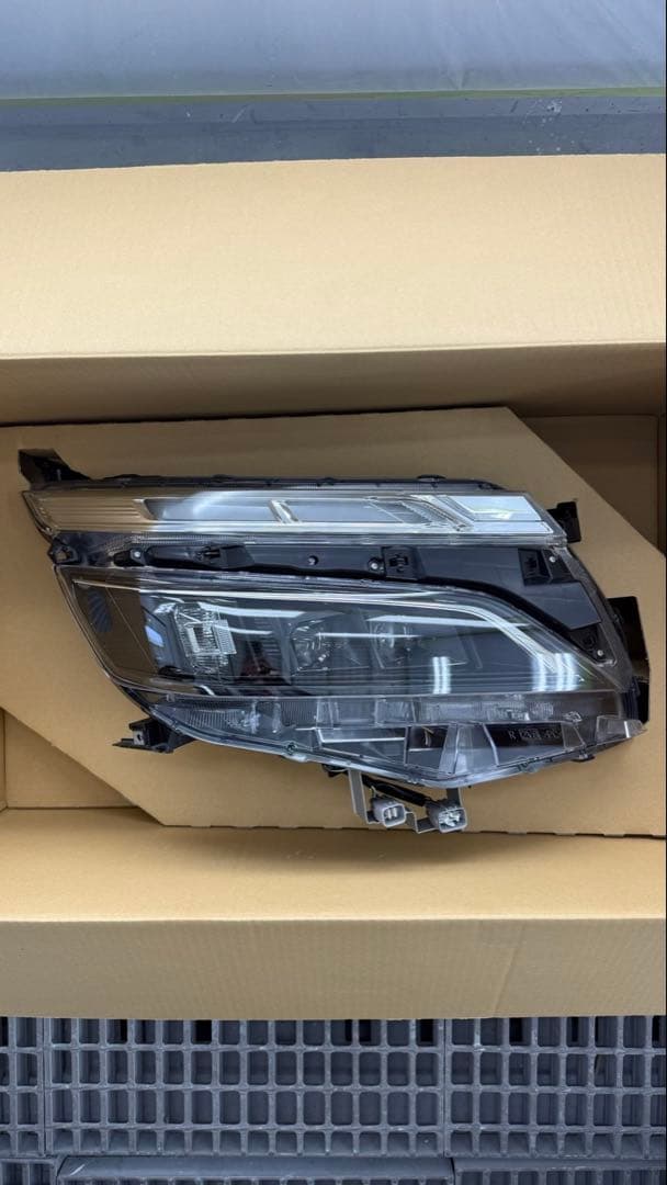美品✨【トヨタ ヴォクシー80系後期 】純正 ヘッドライト 右