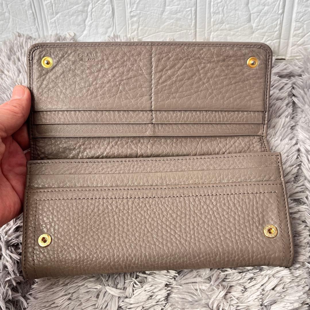 良品✨PRADA 長財布　メタルロゴ　長財布　シボレザー　グレージュ