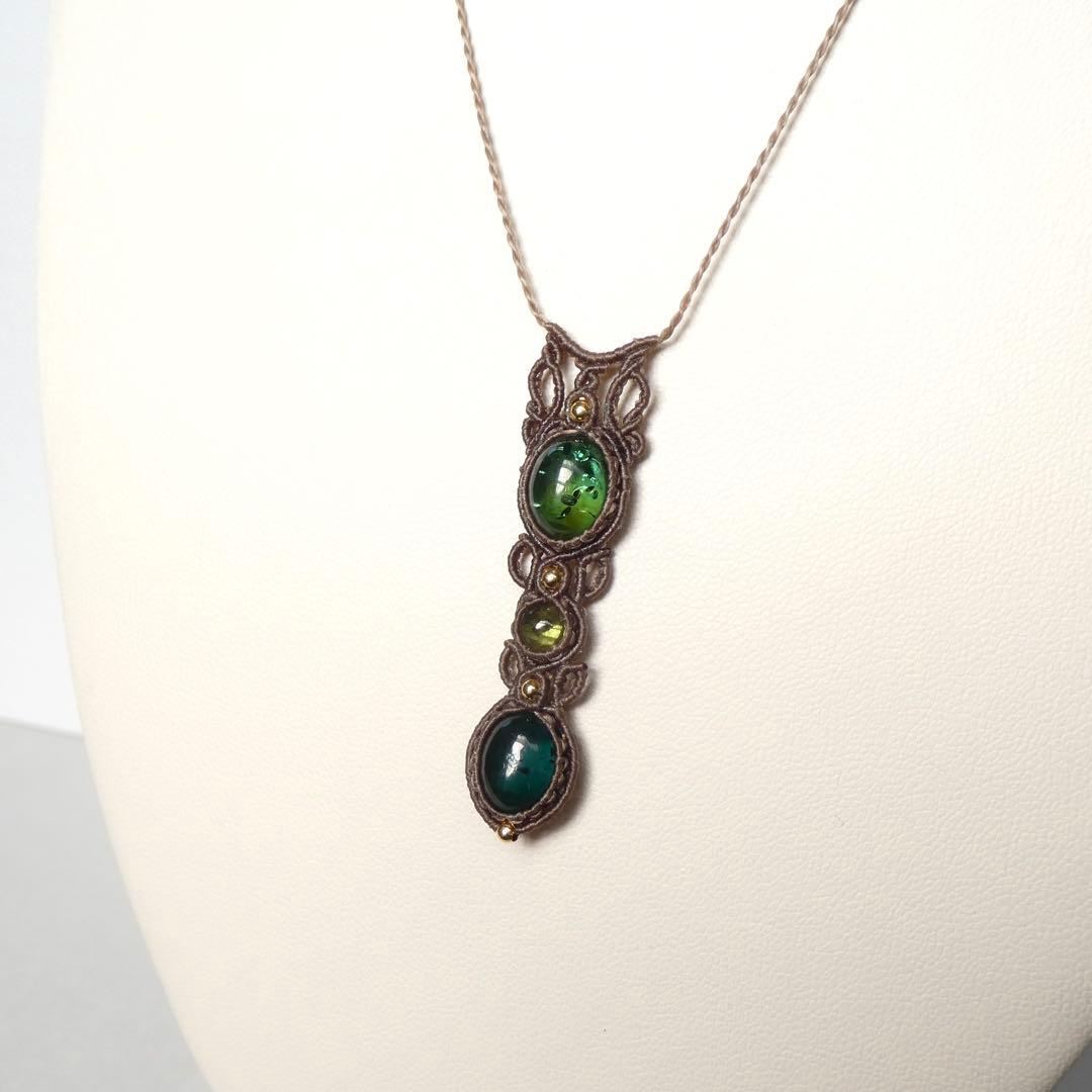 2種類のグリーンアンバー・ペリドットのマクラメネックレス