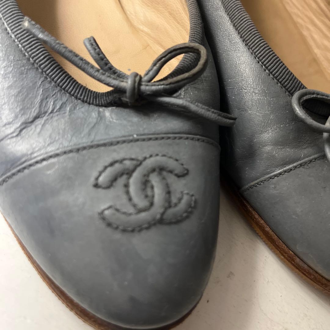 CHANEL グレー フラットシューズ