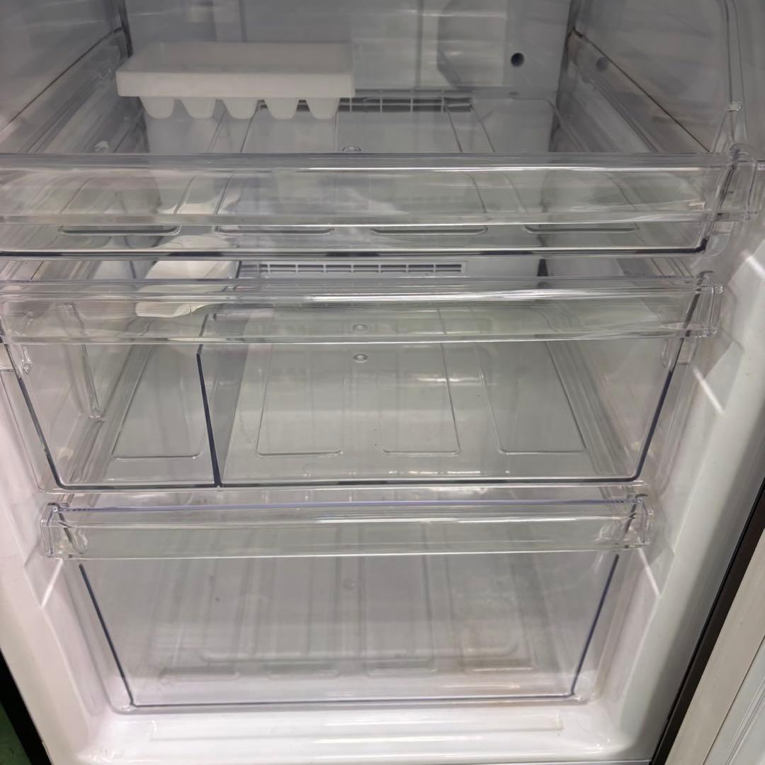 656 SHARP 中型冷蔵庫　200L強　小型　一人暮らし　右開き　2ドア