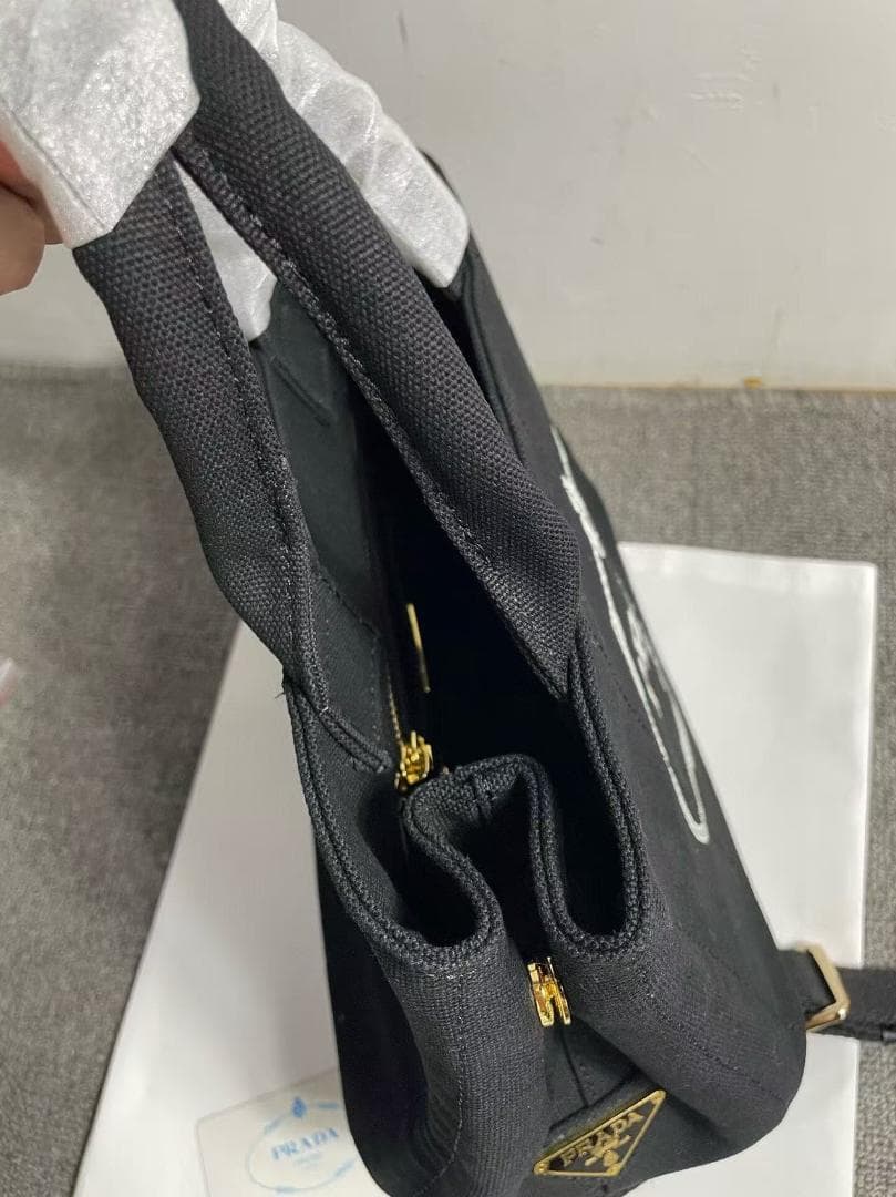 PRADA ブラック キャンバストートバッグ