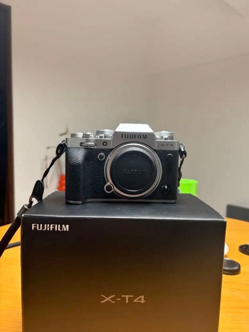 ア*イ様 Fujifilm X-T4 シルバー 付属品完備　ミラーレス一眼 本体