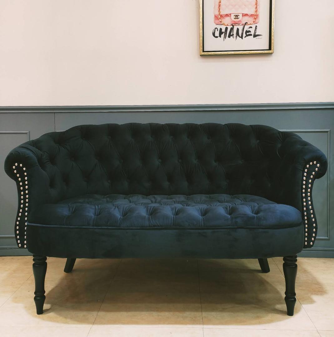 かわいい　２人掛けソファ　ブラック　アンティーク風　ゴスロリ　ボタン締め