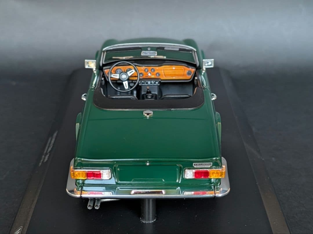 ミニチャンプス 1/18 TRIUMPH TR6 1969 ダークグリーン