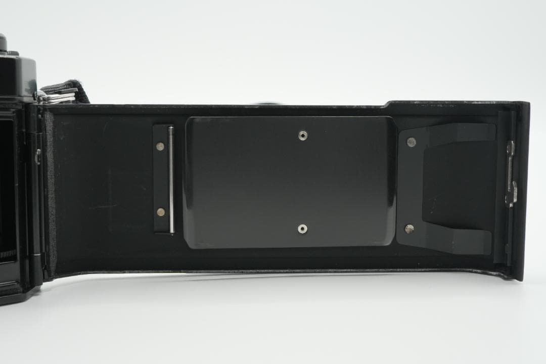 【美品】Nikon FE ブラック フィルムカメラ本体／前キャップ・ストラップ