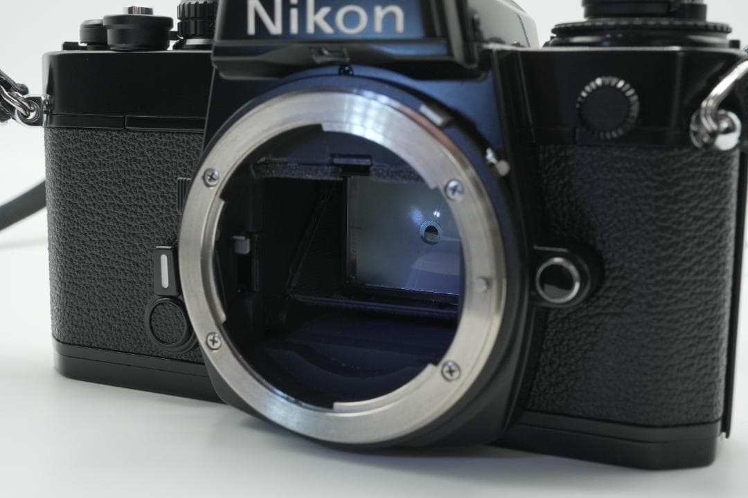 【美品】Nikon FE ブラック フィルムカメラ本体／前キャップ・ストラップ
