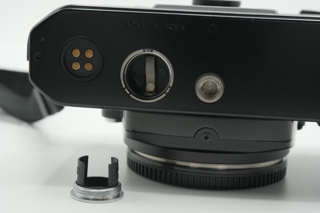 【美品】Nikon FE ブラック フィルムカメラ本体／前キャップ・ストラップ