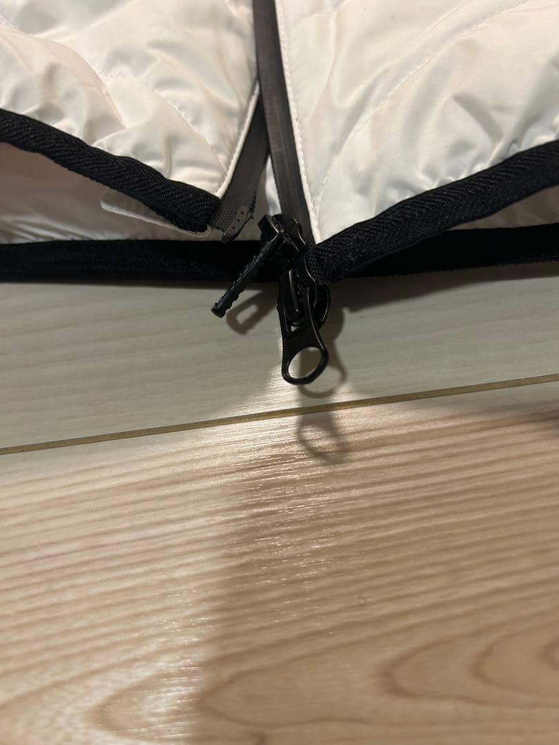 EA7 エンポリオアルマーニ 薄手ダウンベスト 白