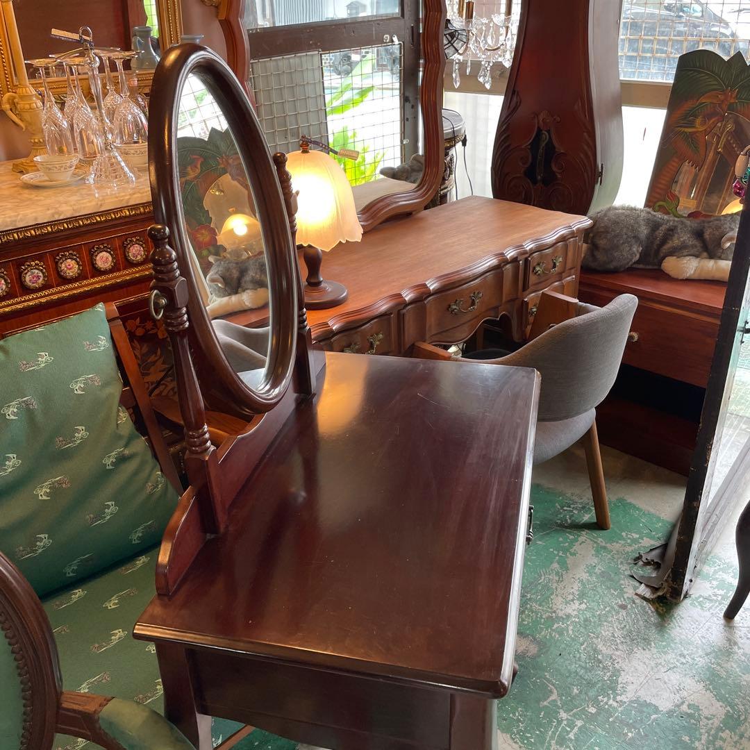 素敵なドレッサー・猫脚