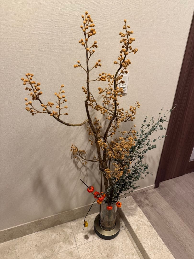 EDA VASE ｜ 枝ものを美しく飾る、コンパクトな花器