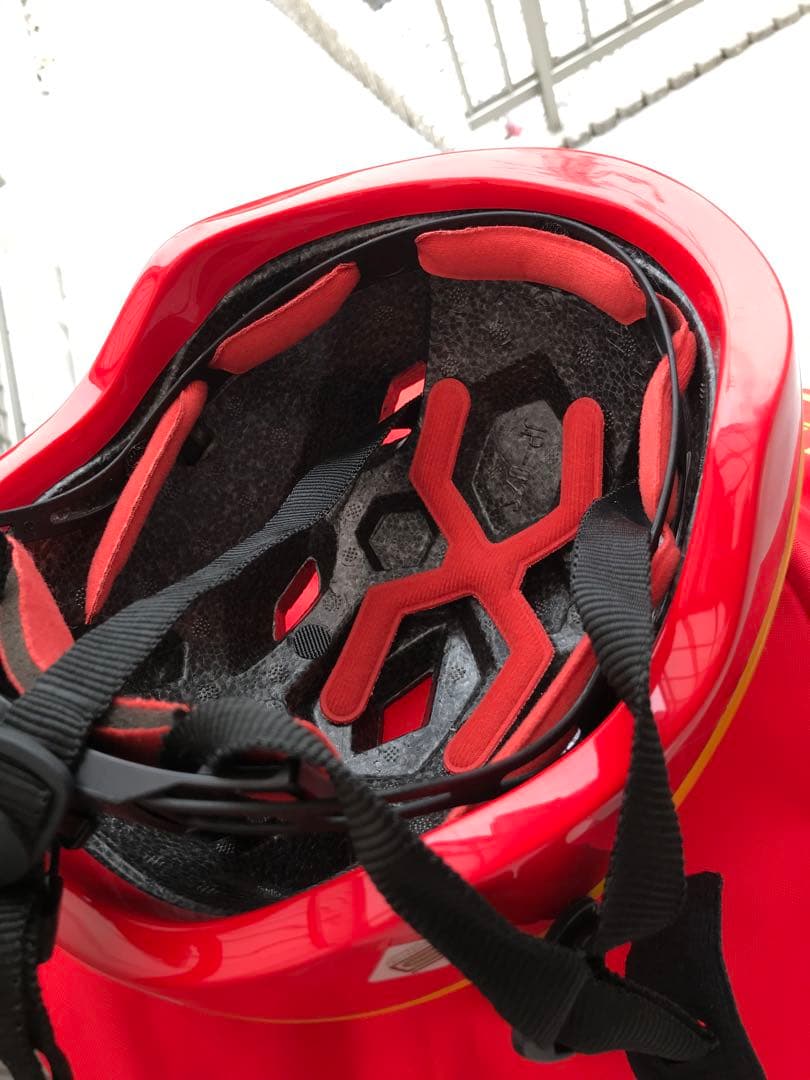 アンパンマン 三輪車 ヘルメット付　音楽ボタン付き 赤