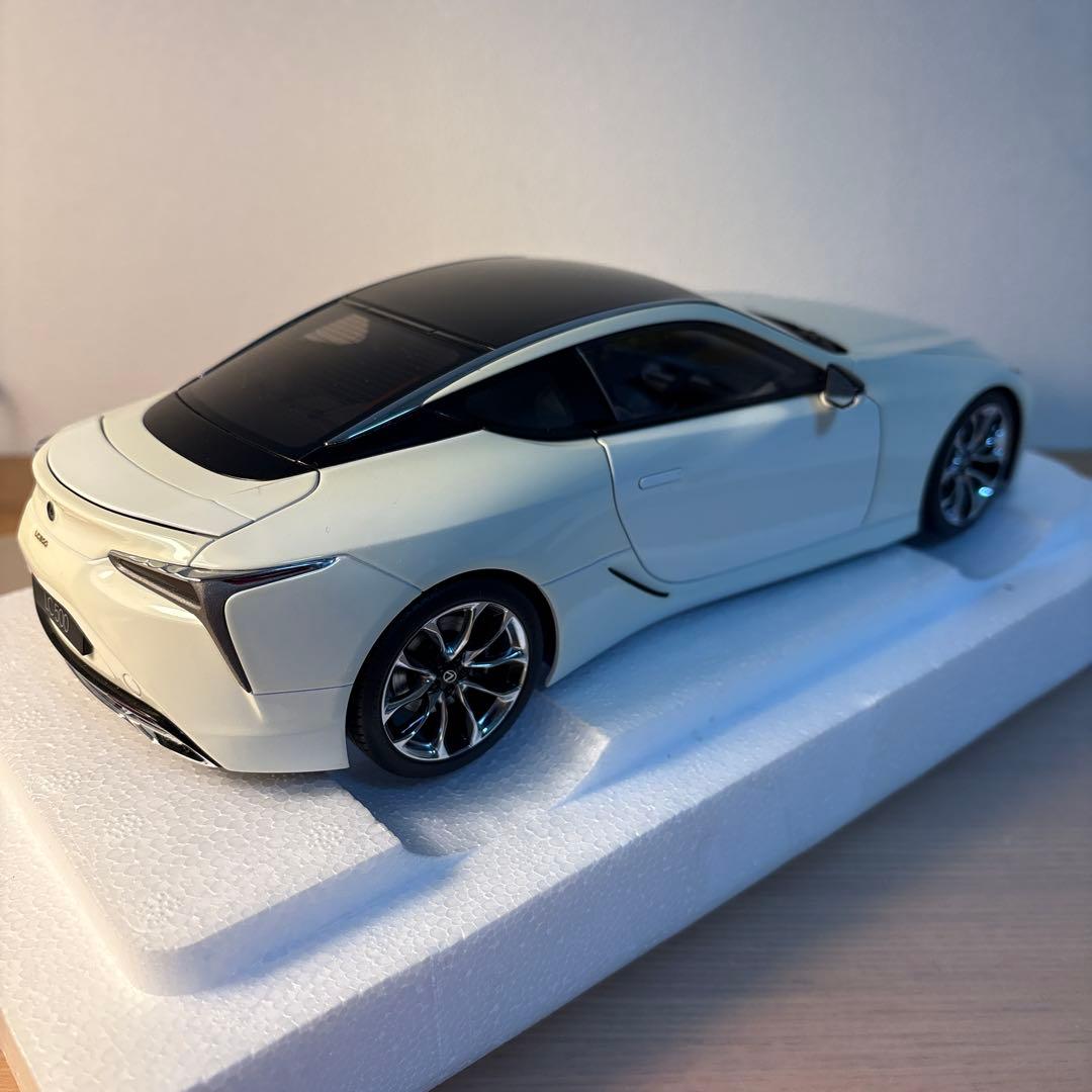 オートアート　レクサス　 LC500 メタリック　ホワイト　1/18 ミニカー