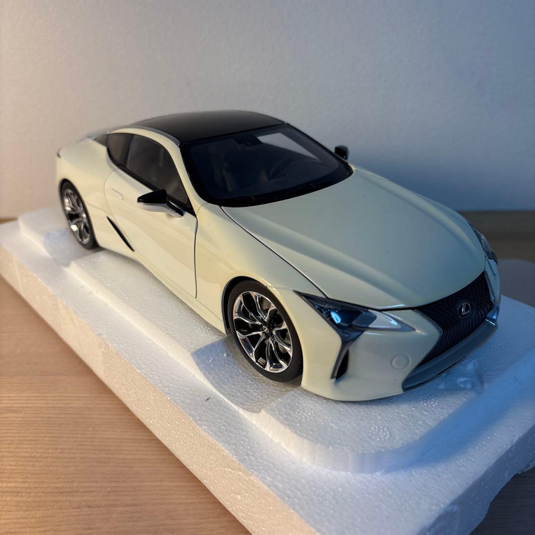 オートアート　レクサス　 LC500 メタリック　ホワイト　1/18 ミニカー