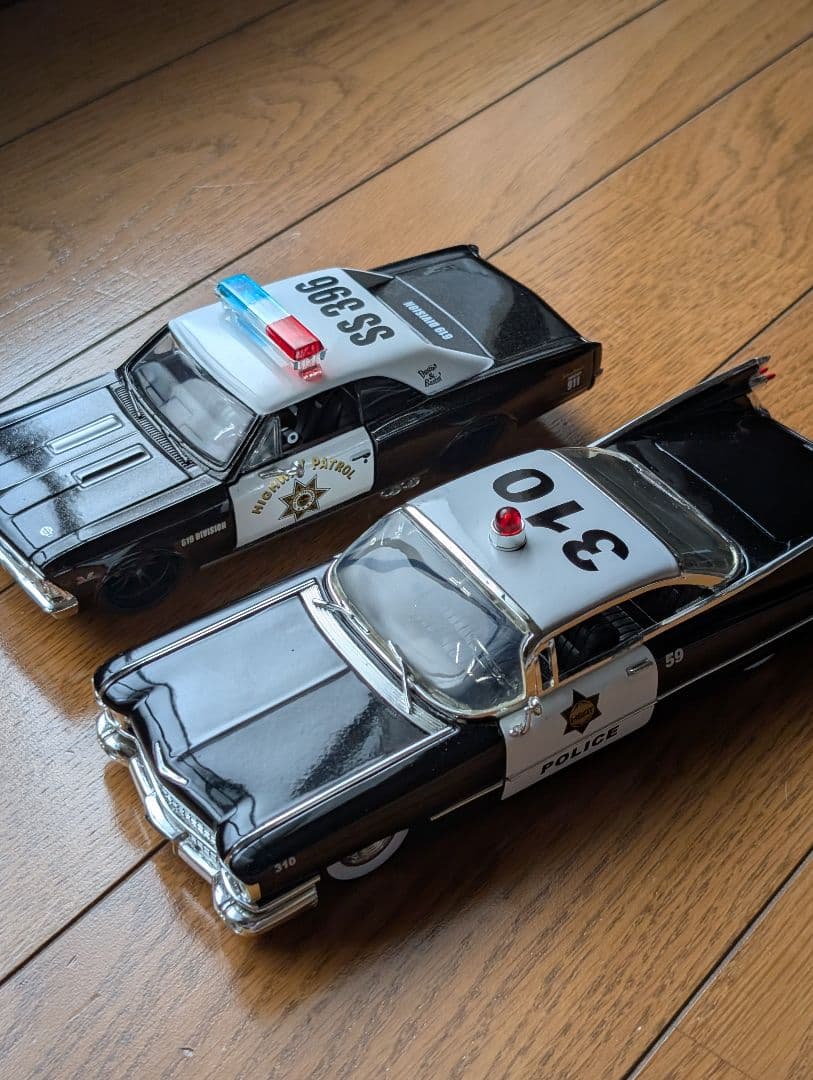 アメ車ミニカー2台 Cadillacなど 1/24 パトカー
