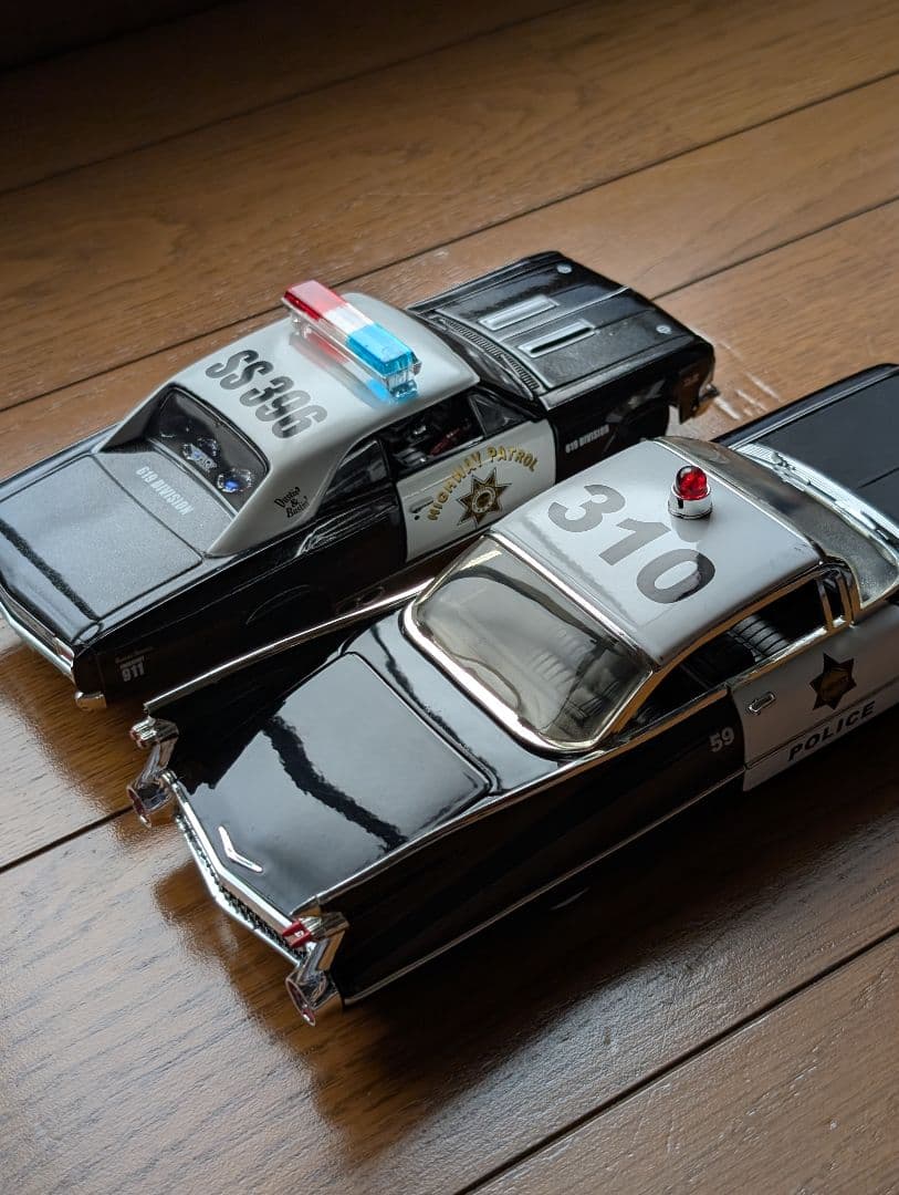 アメ車ミニカー2台 Cadillacなど 1/24 パトカー