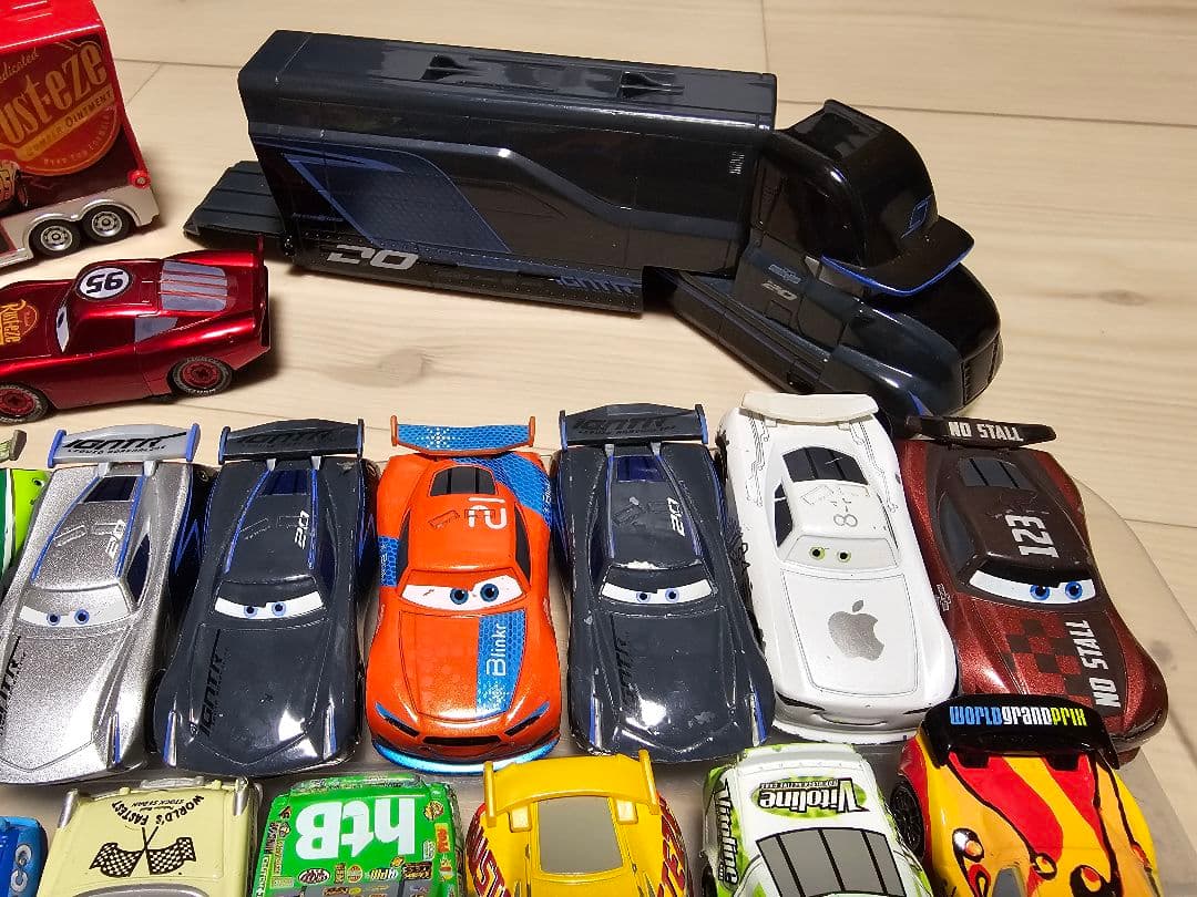 トミカ　カーズ　まとめ売り40台+トレーラー2台