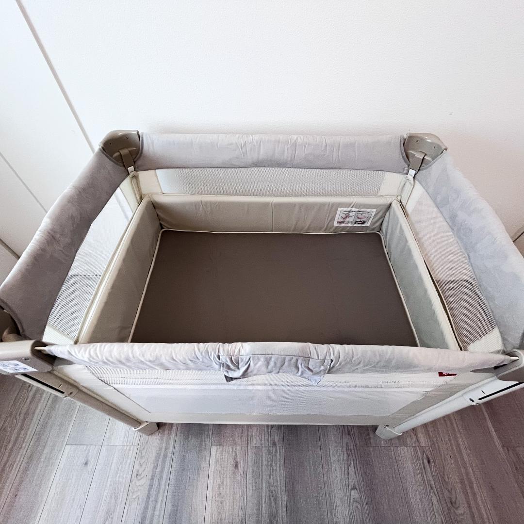 【美品】Apricaベビーベッド ココネルエアープラスABホワイトベージュ