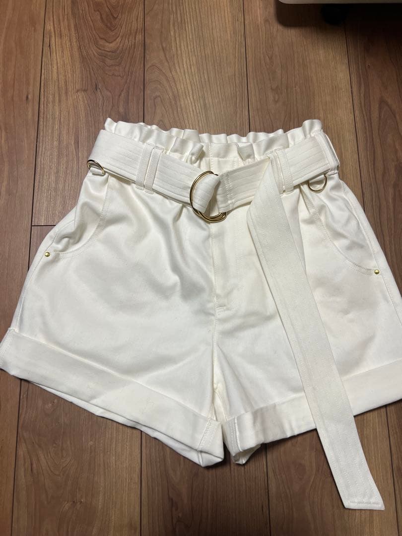 sheller シェリエ　新品未使用　ベルト付きホワイトショートパンツ M