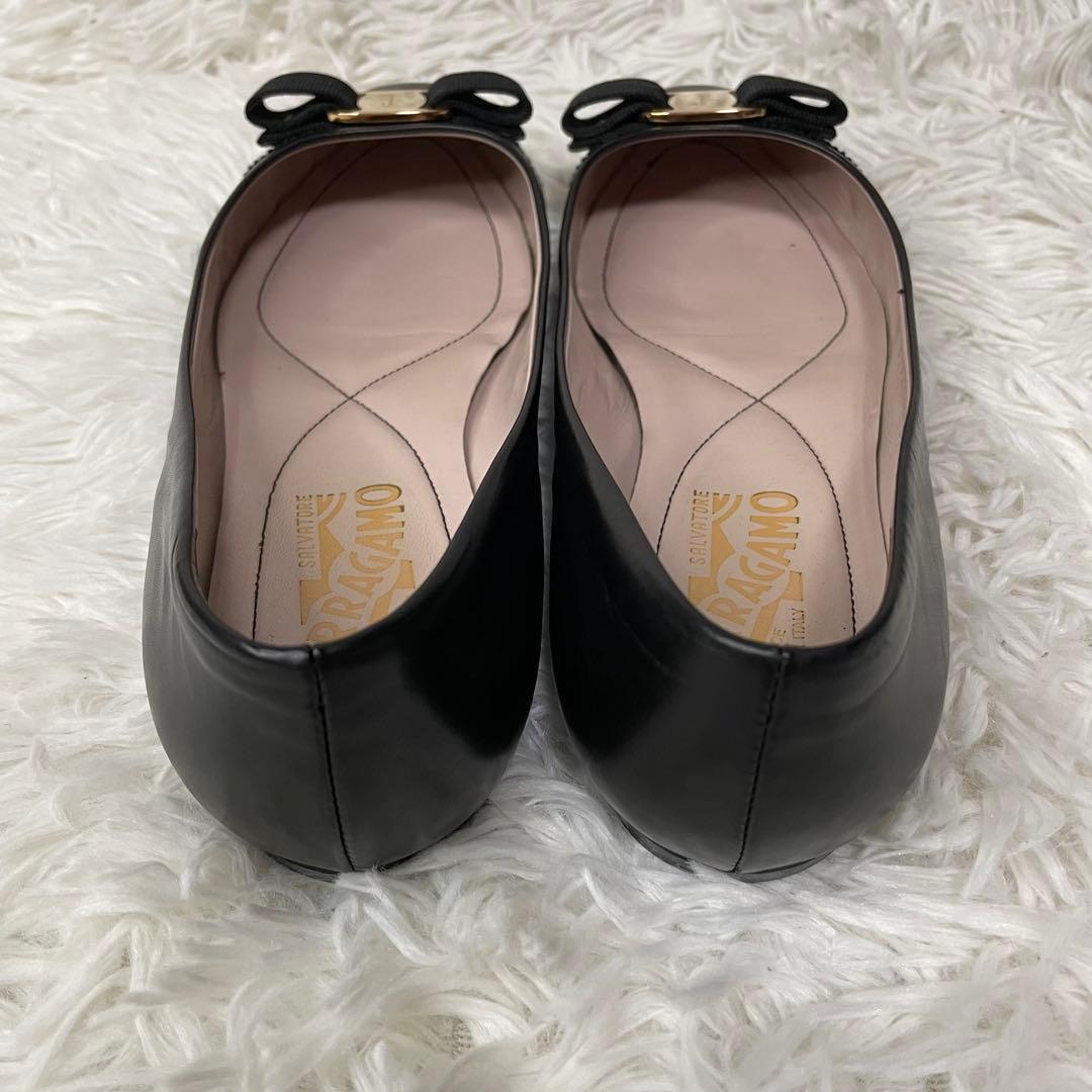 美品　フェラガモ　ヴァラリボン　フラット　パンプス　レザー　黒　金