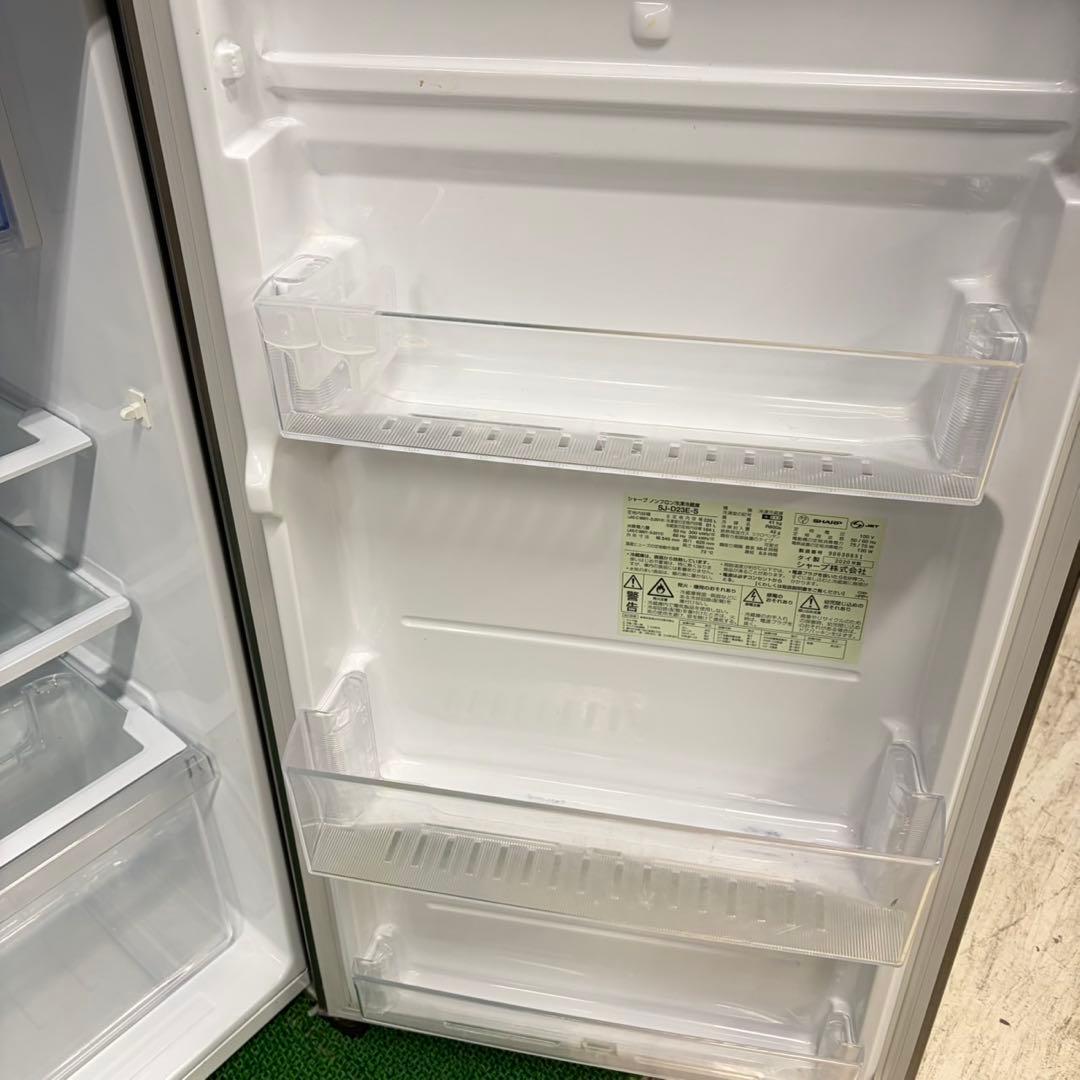 683 SHARP 中型冷蔵庫　小型　200L強　一人暮らし　右開き　レアカラー