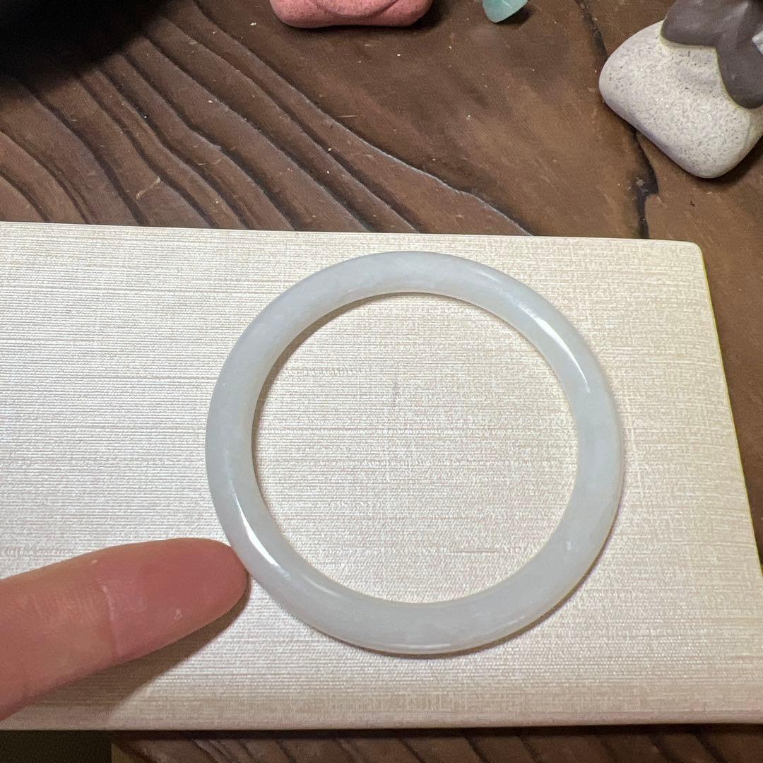 本翡翠、キメが細かい純白丸型バングル　〜57