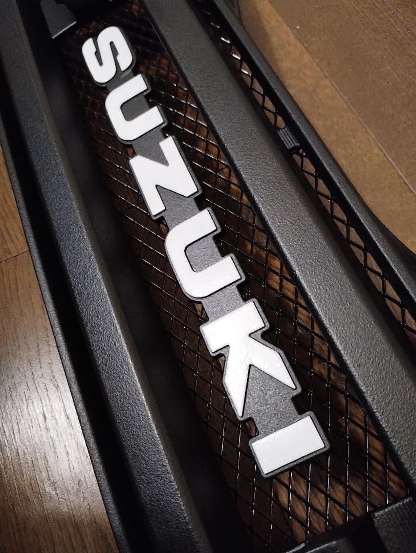 スズキジムニーJB23純正フロントグリル改 + チッピング活字体エンブレム