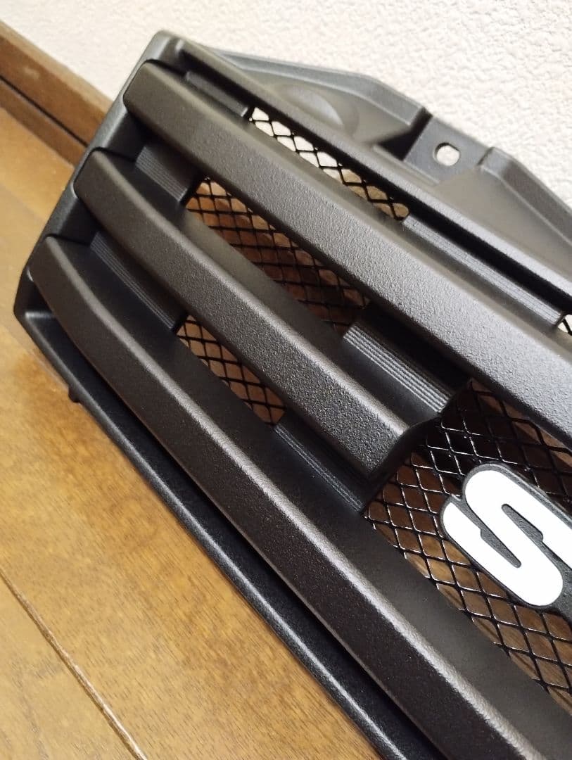 スズキジムニーJB23純正フロントグリル改 + チッピング活字体エンブレム